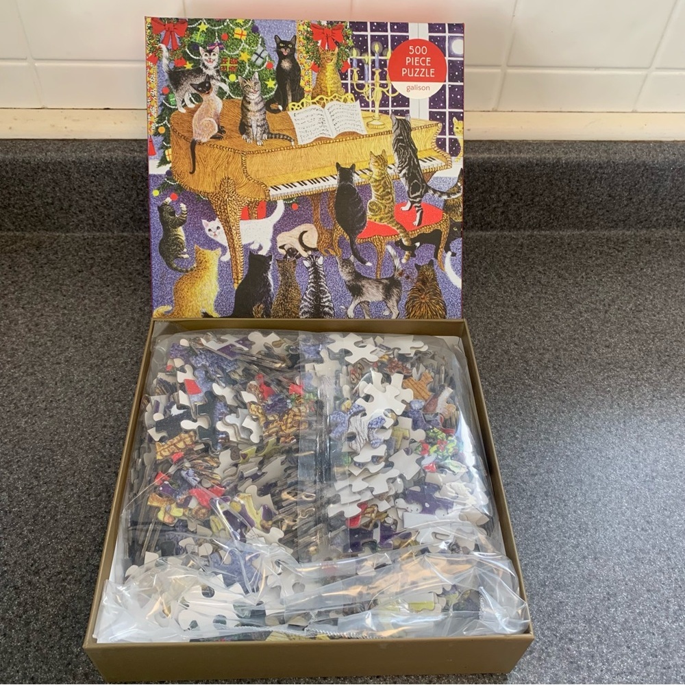 New Galison Christmas Chorus 500-piece jigsaw puzzle 20" x 20" when assembled - Picture 2 of 3